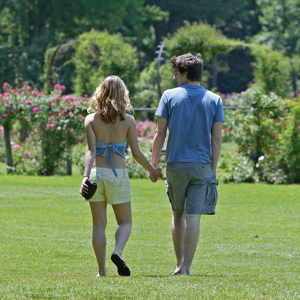 couple_in_the_park_300