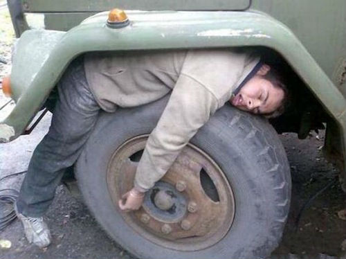 funny-sleeping-position-on-truck-tyre